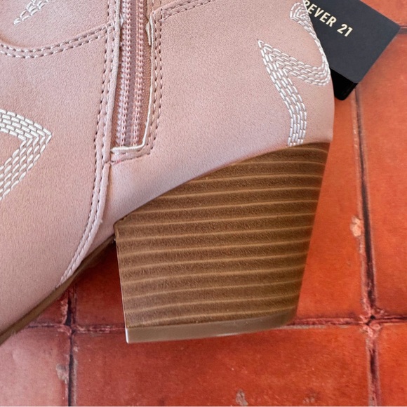 Sz 7 Forever 21 Faux Leather Embroidered Ankle Cowboy Booties In Blush NWT - Picture 7 of 7